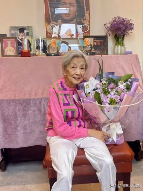 謝芳追悼會現場曝光!張勇手、六小齡童送別,遺照放在花叢中好美