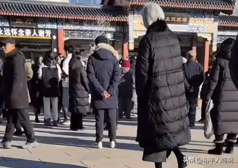 謝芳追悼會現場曝光!張勇手、六小齡童送別,遺照放在花叢中好美
