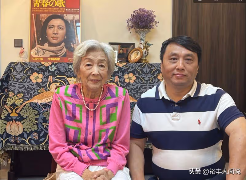 謝芳追悼會現場曝光!張勇手、六小齡童送別,遺照放在花叢中好美