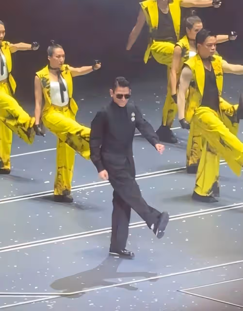關之琳看劉德華演唱會!戴鴿子蛋鑽石項鍊,卻被戴口罩劉向蕙搶鏡