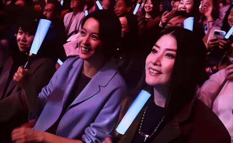關之琳看劉德華演唱會!戴鴿子蛋鑽石項鍊,卻被戴口罩劉向蕙搶鏡