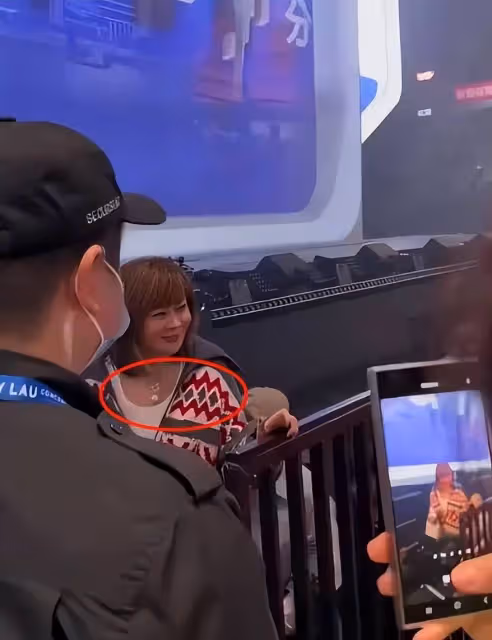 關之琳看劉德華演唱會!戴鴿子蛋鑽石項鍊,卻被戴口罩劉向蕙搶鏡