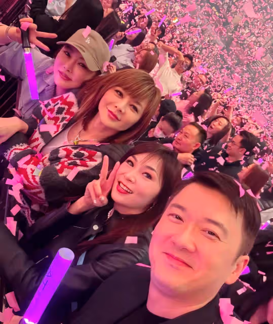 關之琳看劉德華演唱會!戴鴿子蛋鑽石項鍊,卻被戴口罩劉向蕙搶鏡