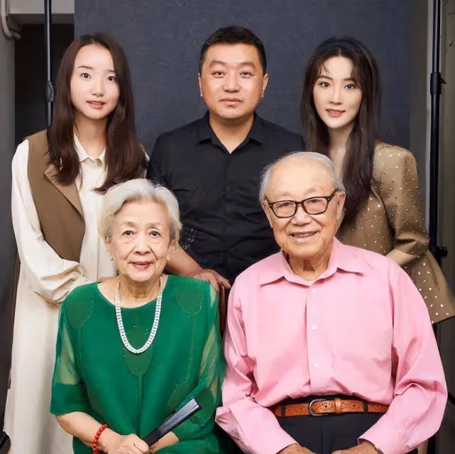 謝芳遺體告別:六小齡童,張勇手攙扶趕來,臧金生透露生前的細節
