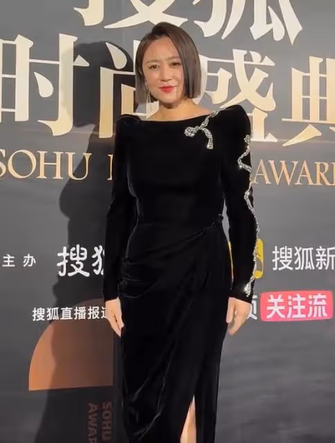 北京這一夜,妖艷四射的張雨綺和柳岩,敗給了全'裹'出鏡的蔣欣