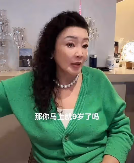 好尷尬，大S鬆口讓張蘭見孫子，但直播時汪希箖卻一直模仿打碟聲