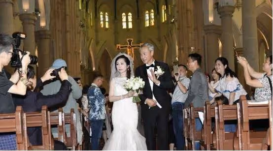恭喜,TVB綠葉王陳榮峻榮升外公!在妻子離世時曾想過自殺