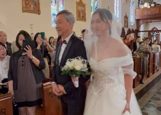 恭喜!TVB資深綠葉升級當外公,曾因喪妻後譜黃昏戀遭女兒反對