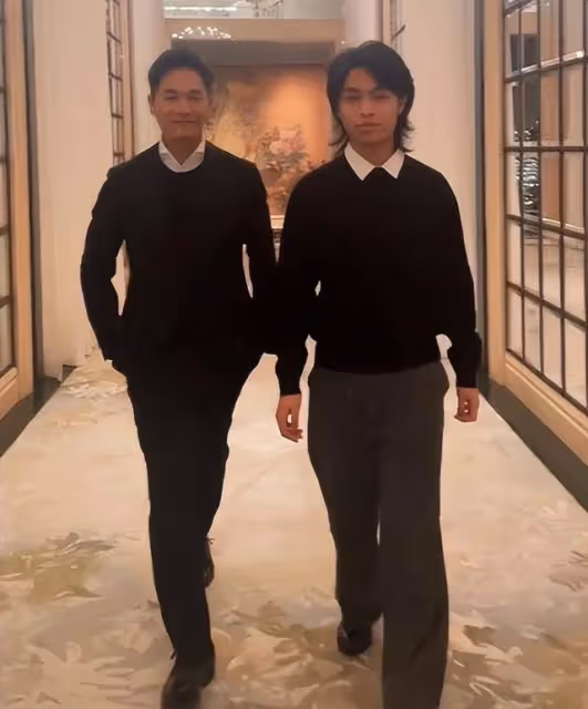 TVB視帝罕見曬兒子近照!16歲小傢伙打扮個性,被封迷你版黃子華