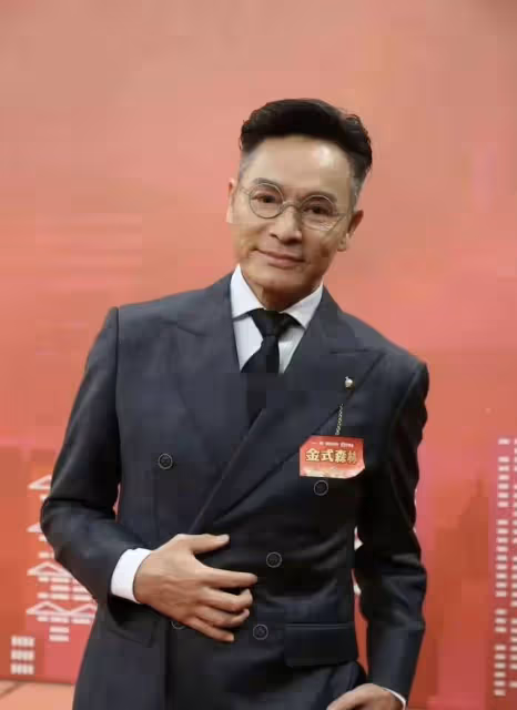 TVB視帝罕見曬兒子近照!16歲小傢伙打扮個性,被封迷你版黃子華