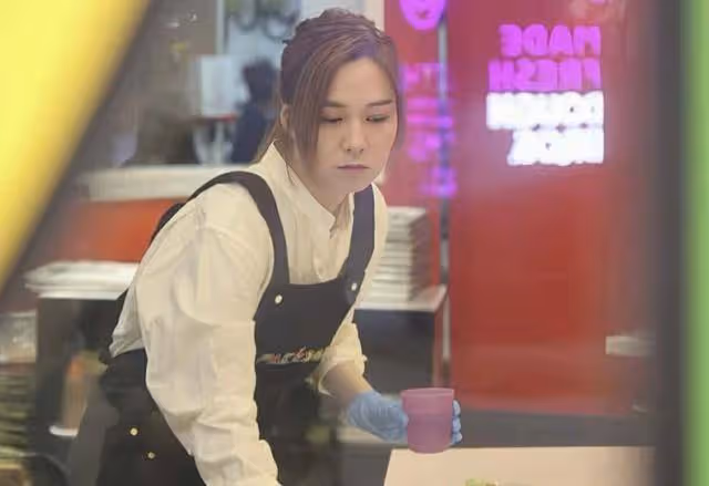 TVB前女星到餐廳斬雞，還要兼職洗廁所，離巢後無工作陷經濟困難