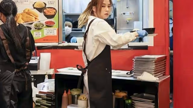 TVB前女星到餐廳斬雞，還要兼職洗廁所，離巢後無工作陷經濟困難