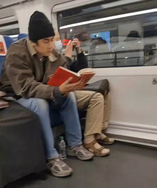 好尷尬！大海哥紀凌塵被偶遇在高鐵上假裝看書，看上去好頹廢