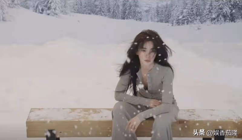 51歲李冰冰最新美照曝光!穿絲襪站在雪地拍照,保養到位顯年輕!