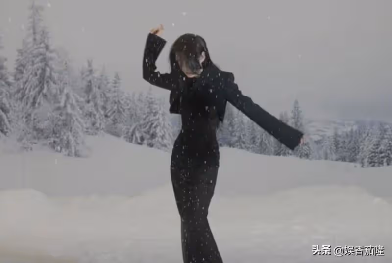 51歲李冰冰最新美照曝光!穿絲襪站在雪地拍照,保養到位顯年輕!