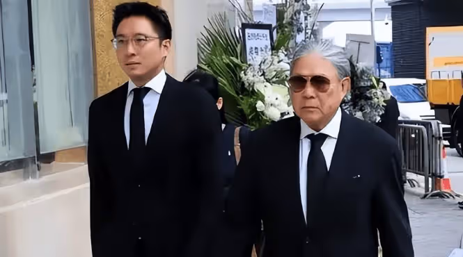 梁安琪出席葬禮保鏢不離身,憑啥霍震霆敢直接帶霍啟山出席?