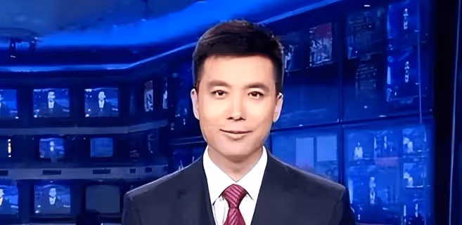 他是央視主持,工作25年零緋聞,兒子12歲就出書,妻子身份成謎