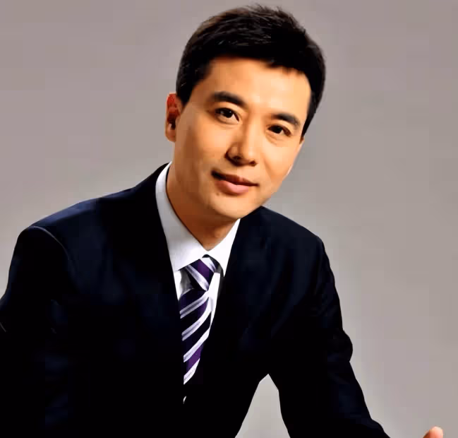 他是央視主持,工作25年零緋聞,兒子12歲就出書,妻子身份成謎