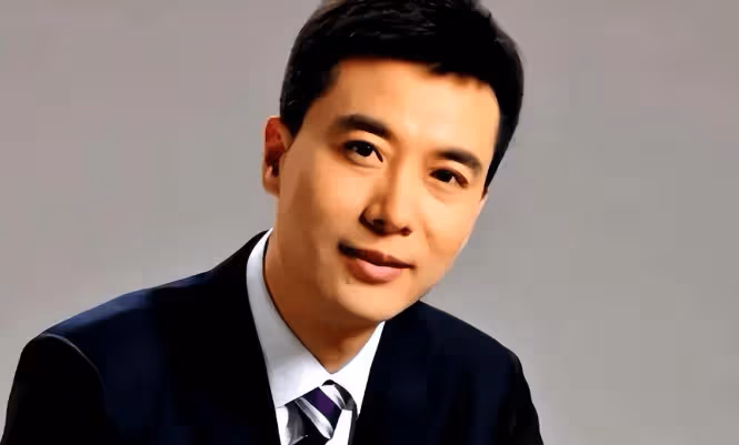 他是央視主持,工作25年零緋聞,兒子12歲就出書,妻子身份成謎