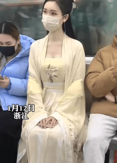 溫州一女子坐地鐵的照片火了,驚艷路人,網友:也太漂亮了太仙女了