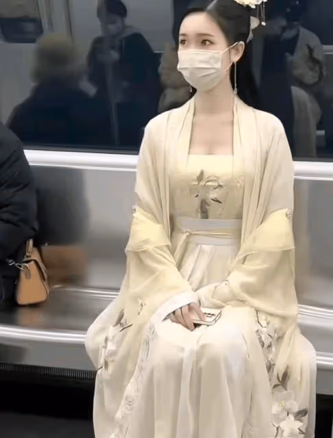 溫州一女子坐地鐵的照片火了,驚艷路人,網友:也太漂亮了太仙女了