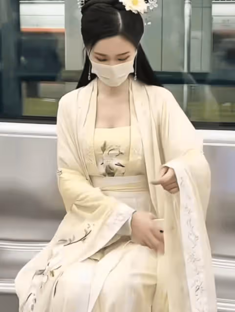 溫州一女子坐地鐵的照片火了,驚艷路人,網友:也太漂亮了太仙女了