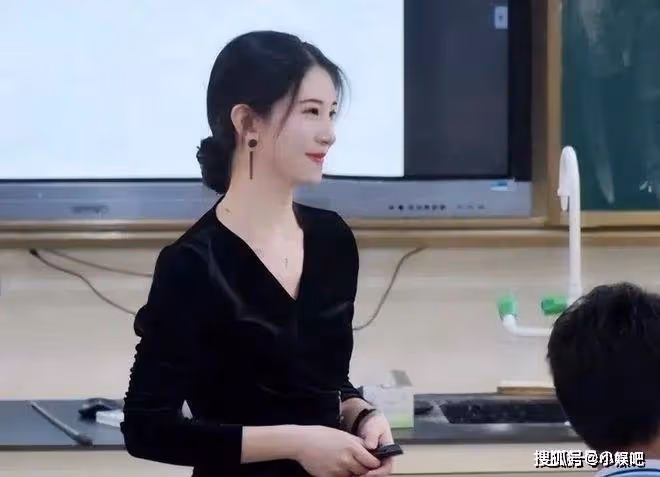 女老師穿「孕婦裝」上課被舉報，家長：薄如蟬翼，孩子上課都分心