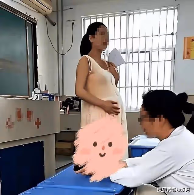 女老師穿「孕婦裝」上課被舉報，家長：薄如蟬翼，孩子上課都分心