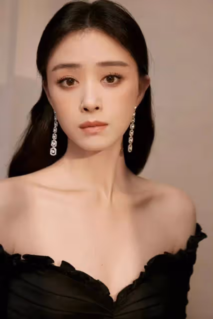 蔣欣驚艷生圖是媽媽級的!她穿黑色深V身材曼妙性感撩人