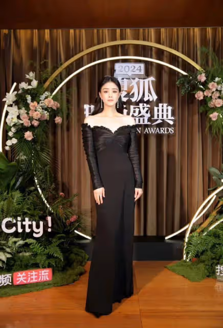 蔣欣驚艷生圖是媽媽級的!她穿黑色深V身材曼妙性感撩人