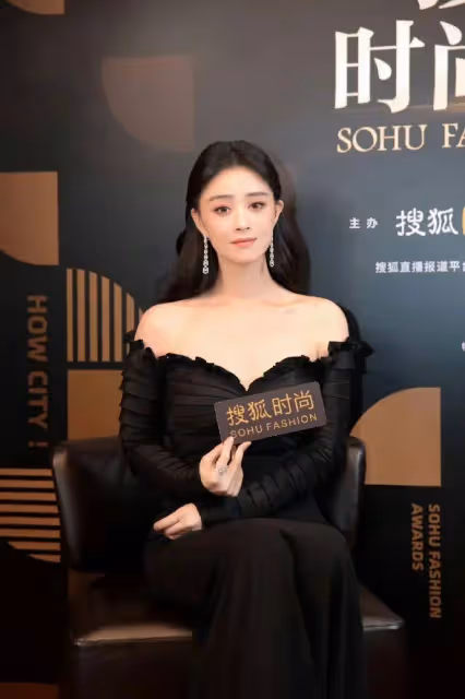 蔣欣驚艷生圖是媽媽級的!她穿黑色深V身材曼妙性感撩人