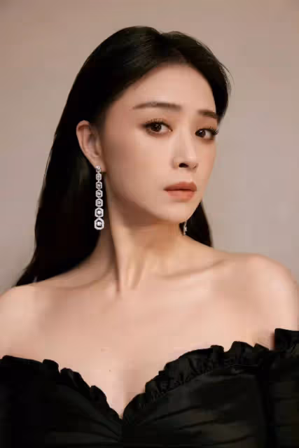 蔣欣驚艷生圖是媽媽級的!她穿黑色深V身材曼妙性感撩人