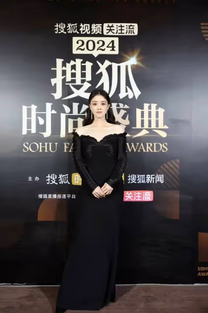 蔣欣驚艷生圖是媽媽級的！她穿黑色深V身材曼妙性感撩人
