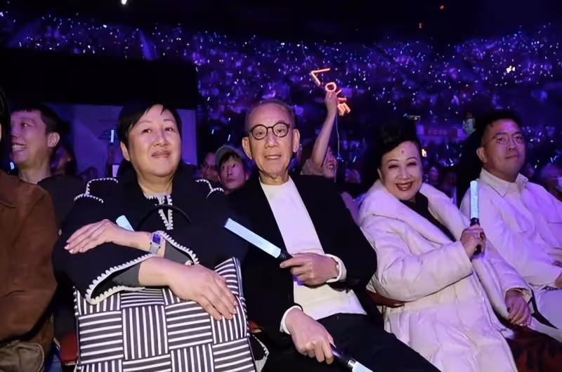 62歲關之琳亮相劉德華演唱會！跟朱麗蒨同框老到不敢認