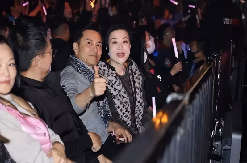 62歲關之琳亮相劉德華演唱會！跟朱麗蒨同框老到不敢認