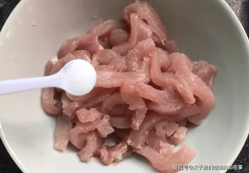 炸酥肉怎麼做不回軟?牢記4個竅門,酥肉涼了都酥脆,誰做誰成功
