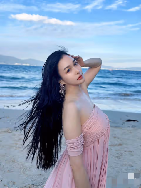 鍾麗緹分享和考拉海邊合照,考拉完美復刻媽媽顏值,母女倆太美了