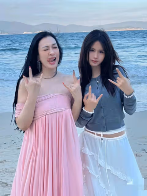 鍾麗緹分享和考拉海邊合照,考拉完美復刻媽媽顏值,母女倆太美了