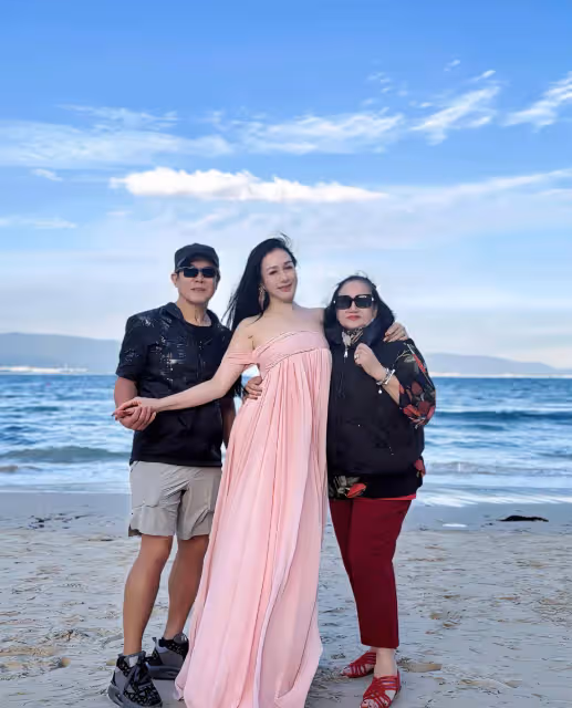 鍾麗緹分享和考拉海邊合照,考拉完美復刻媽媽顏值,母女倆太美了