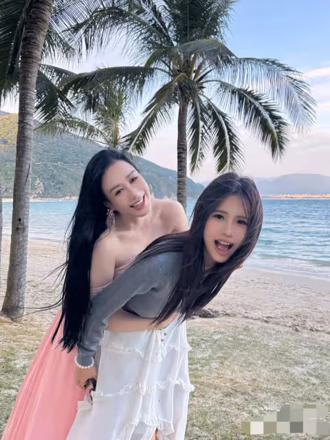 鍾麗緹分享和考拉海邊合照,考拉完美復刻媽媽顏值,母女倆太美了