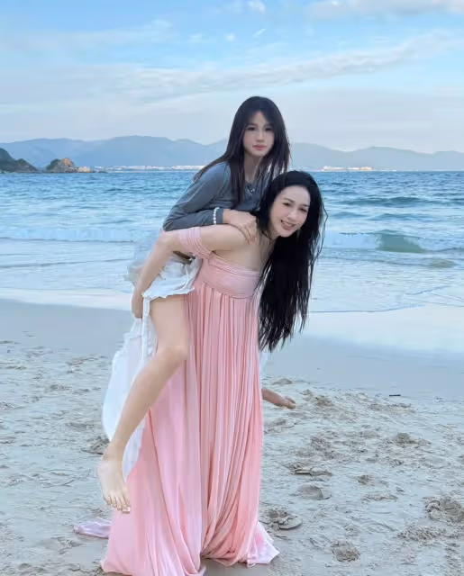 鍾麗緹分享和考拉海邊合照,考拉完美復刻媽媽顏值,母女倆太美了