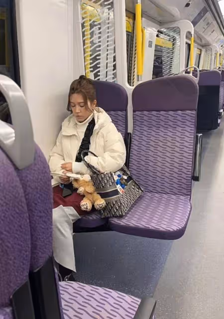 低調！TVB是非女星坐地鐵被偶遇，初出道常與已婚富豪傳緋聞