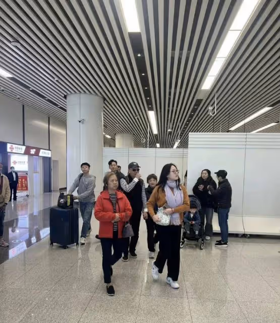 被指到內地買菜!TVB實力小生口岸被偶遇,主動與路人合照太暖心
