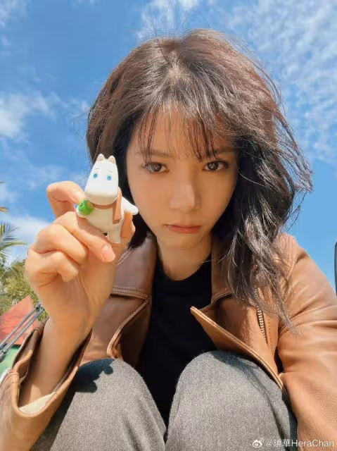 獲封新一代劇王!TVB力捧小花內地拍劇被偶遇,穿高開衩裙險走光