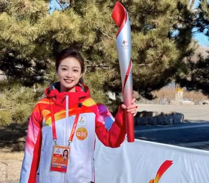 不簡單!畢業半年上海買房開寶馬,25歲馮琳已成東方衛視新晉一姐