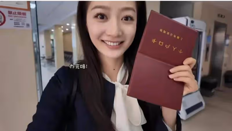 不簡單!畢業半年上海買房開寶馬,25歲馮琳已成東方衛視新晉一姐