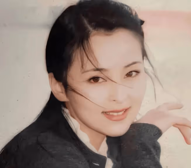 她是瓊瑤的御用女主角,帶兒子再嫁小9歲老公,男主內女主外幸福了12年