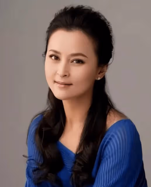 她是瓊瑤的御用女主角,帶兒子再嫁小9歲老公,男主內女主外幸福了12年