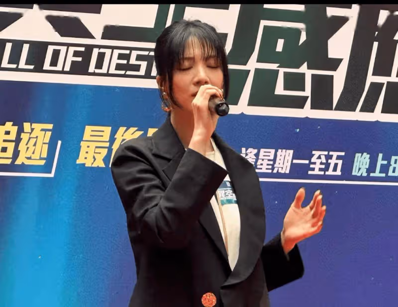 TVB力捧港姐3項提名打入十強!深圳穿高衩裙大玩黑絲!網友:現實中這麼漂亮