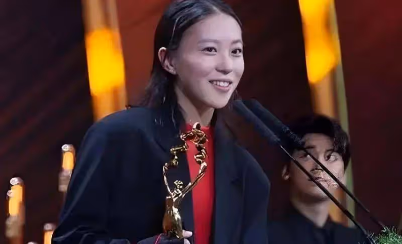 竇靖童:我媽錢多到用不完,但窮苦潦倒的爸爸,卻成我如今的心病